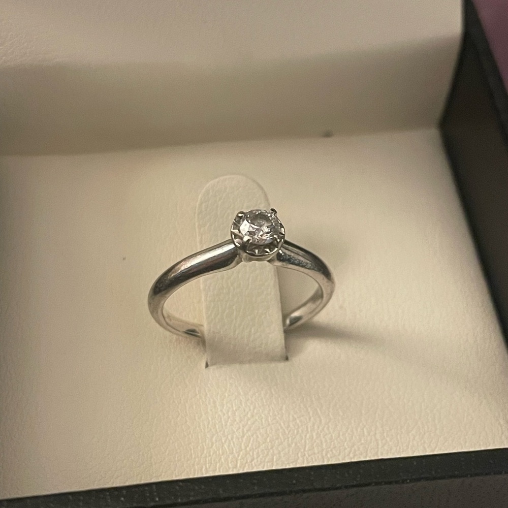 1/5 Ct Diamond Ring - image 1